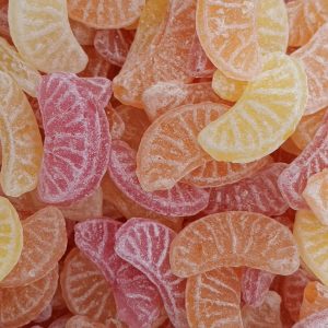 tranches d'agrumes citron, pamplemousse, orange